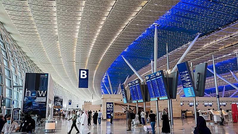 ألستوم توقع عقدًا لترقية نظام الركاب الآلي في مطار الملك عبد العزيز الدولي .. صور