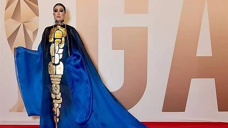 غادة عبدالرازق بإطلالة تراثية زرقاء في مهرجان إيمي جالا .. صور