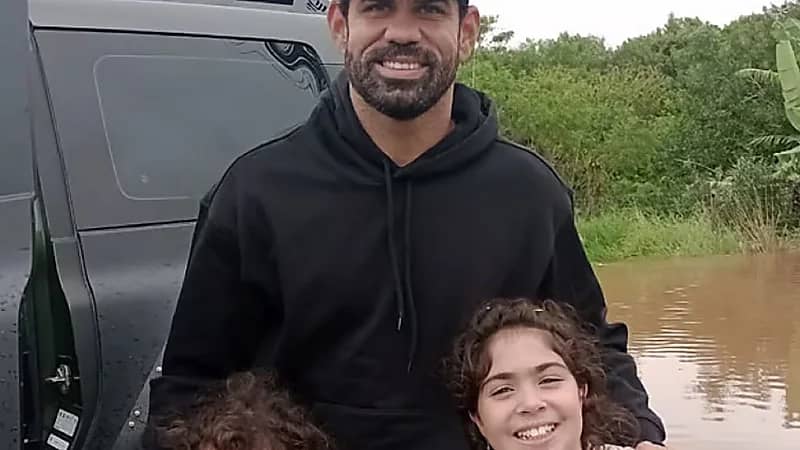 ‎دييغو كوستا يشارك في إنقاذ ضحايا فيضان البرازيل .. فيديو