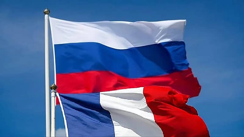 بالخطأ .. طائرات فرنسية ترسم علم روسيا ! .. فيديو