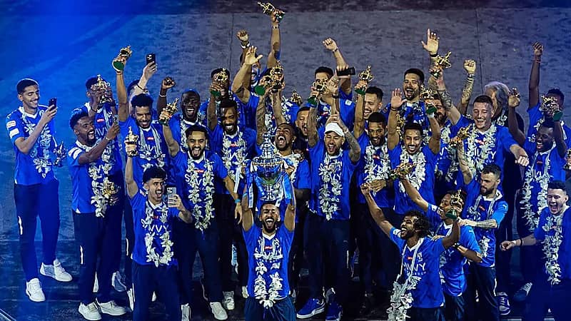 حديث الصحافة العالمية عن تتويج الهلال بلقب الدوري  ودخوله موسوعة غينيس  ..  صور