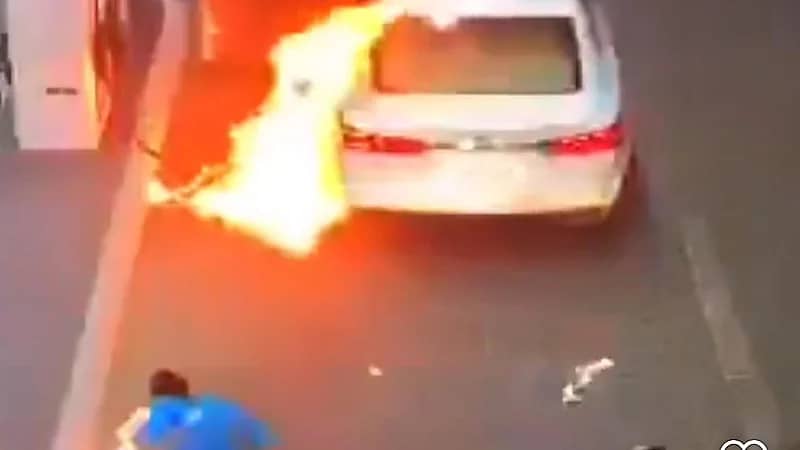 هاتف يتسبب في اشتعال سيارة بمحطة وقود أثناء الدفع الإلكتروني .. فيديو