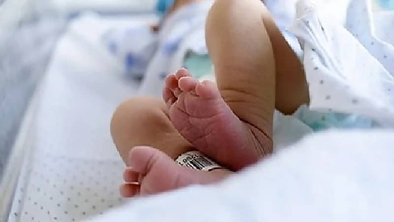 نجاح عملية معقدة لطفل بعد اكتشاف تجمع صديد في رأسه .. فيديو