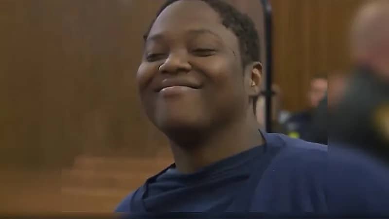 مدانة بـقتل طفل تبتسم في المحكمة ..فيديو