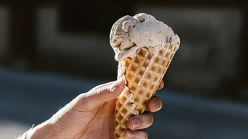 مشهد صادم .. رجل يعثر على إصبع بشرية في آيس كريم ! .. فيديو