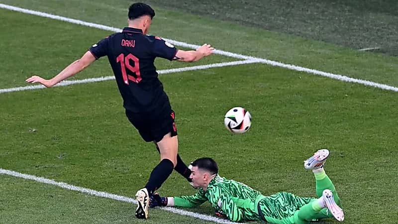 بسبب هتافات مسيئة  ..  اليويفا يوقف لاعب ألبانبا