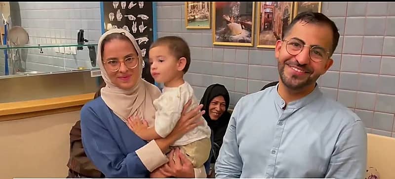 للمرة الأولى بالمملكة.. مطعم يديره ويعمل فيه طاقم من الصم ..فيديو