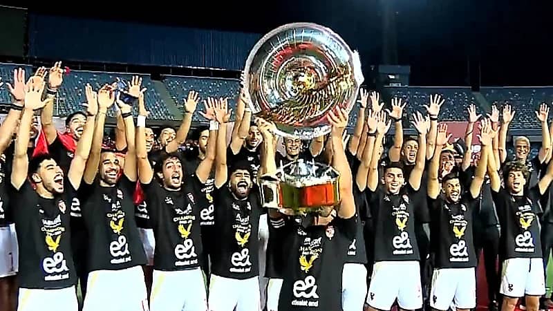 تحطم درع الدوري المصري أثناء رفعه .. فيديو