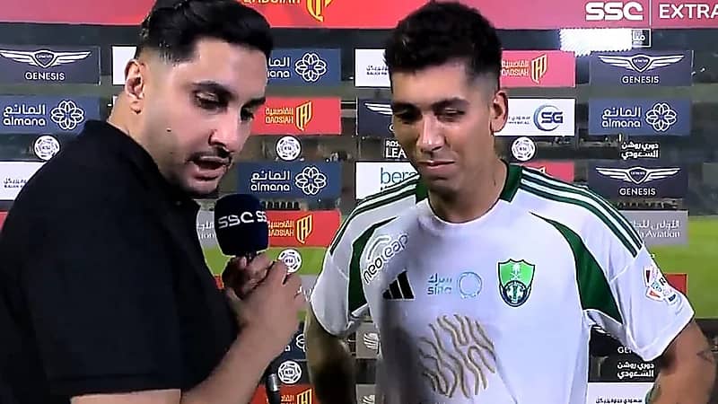 ردة فعل غريبة من لاعب الأهلي على الأخطاء التحكيمية .. فيديو