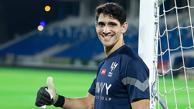 عرض قميص بونو في متحف أساطير كرة القدم بمدريد .. صورة