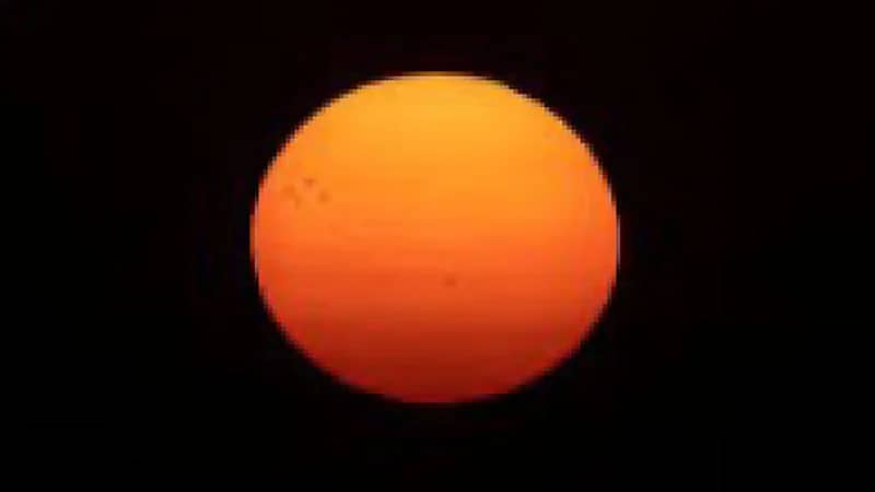 رصد سبع بقع شمسية في سماء الحدود الشمالية عند غروب الشمس