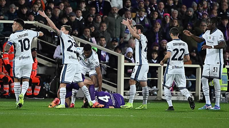 إيقاف مباراة في الدوري الإيطالي بعد إصابة مرعبة وسط بكاء اللاعبين .. فيديو