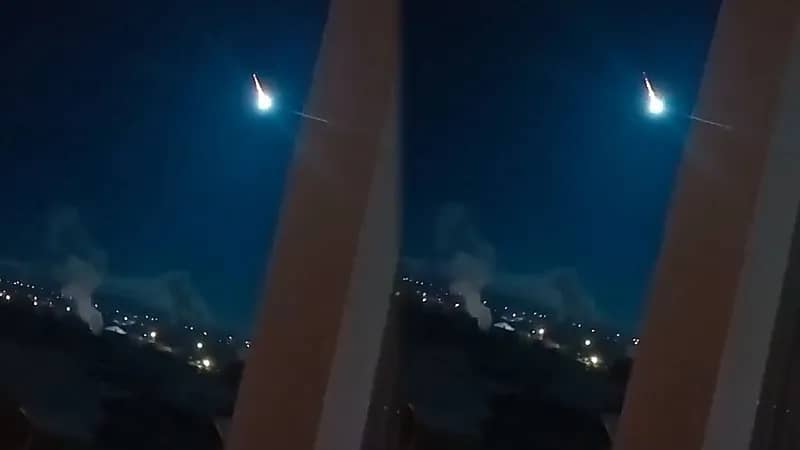 مشهد مثير لـ شهب ناري يشق السماء إثر احتراق كويكب.. فيديو