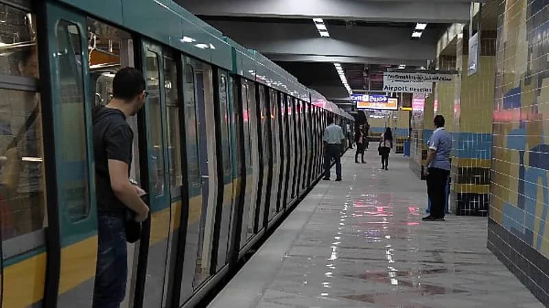 مصري يتجرد من ملابسه داخل محطة مترو