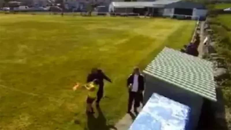 مدرب يفقد أعصابه ويعتدي بعنف على الحكم .. فيديو