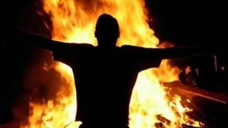 ‎سيدة تحرق زوجها بوحشية بسبب خلافًا نشب بينهما