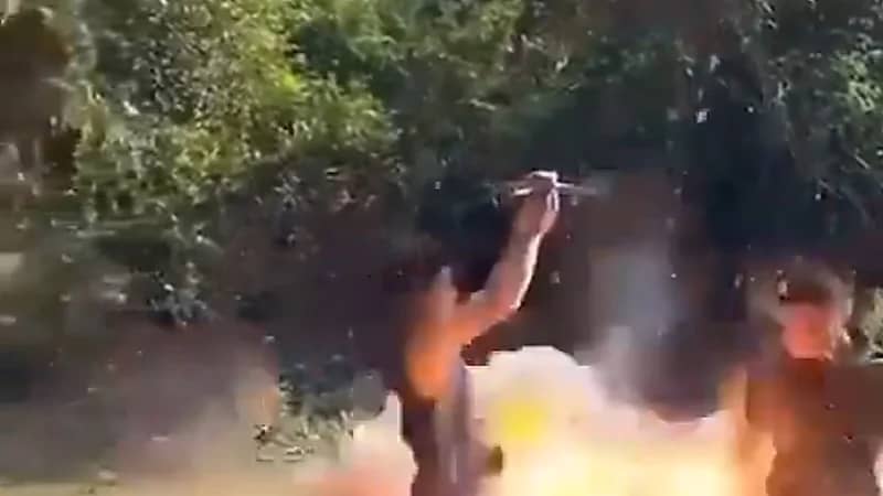 عملية تدريب  تنتهي بانفجار وإصابة العسكري بجروح خطيرة. فيديو