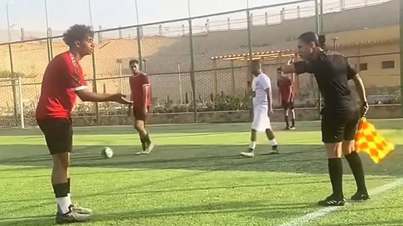 فيديو لحاملة راية في الدوري المصري يثير تفاعلا واسعا