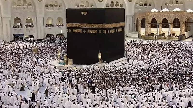 مشاهد روحانية من الحرم المكي بعد ثبوت رؤية هلال رمضان  ..  فيديو