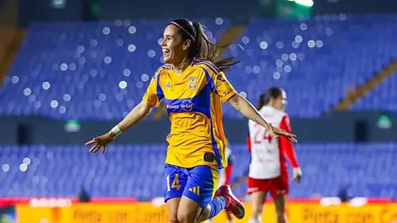 لاعبة تسجل هدف عالمي في الدوري المكسيكي .. فيديو