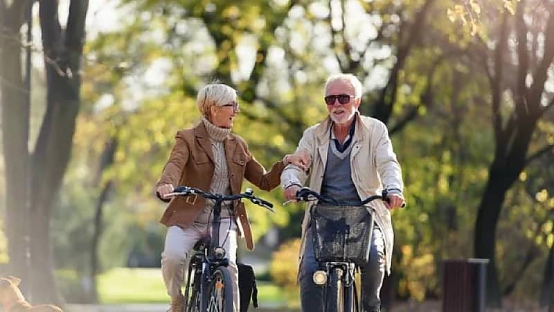 الباحثون يكتشفون عامل صامت كامن وراء طول عمر النساء