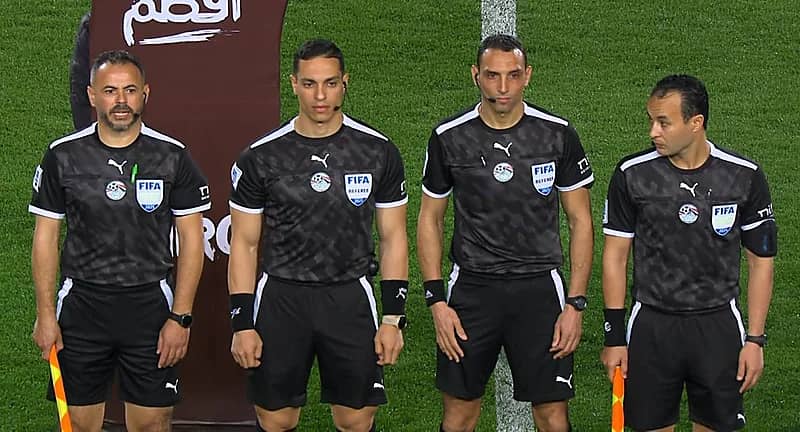 الحكم ينهي مباراة القمة قبل بدايتها بسبب غياب الأهلي المصري