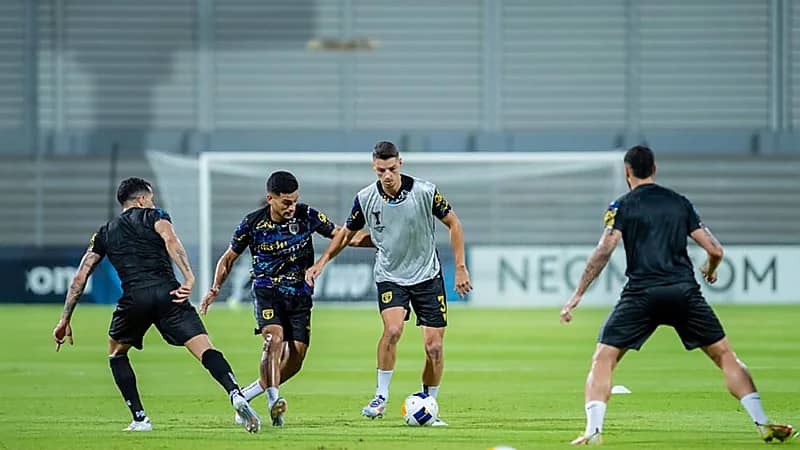 مدافع التعاون مهدد بالغياب أمام الهلال