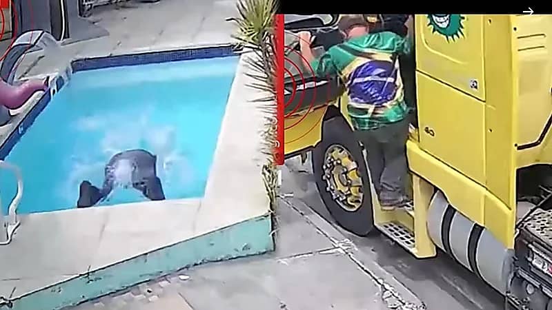 سائق شاحنة يقفز في بركة بسبب الحر الشديد .. فيديو