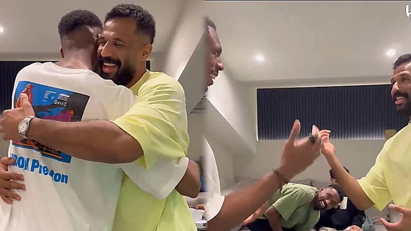 لاعبو الهلال يحتفلون بمحمد العويس بمناسبة قدوم مولوده الجديد .. فيديو