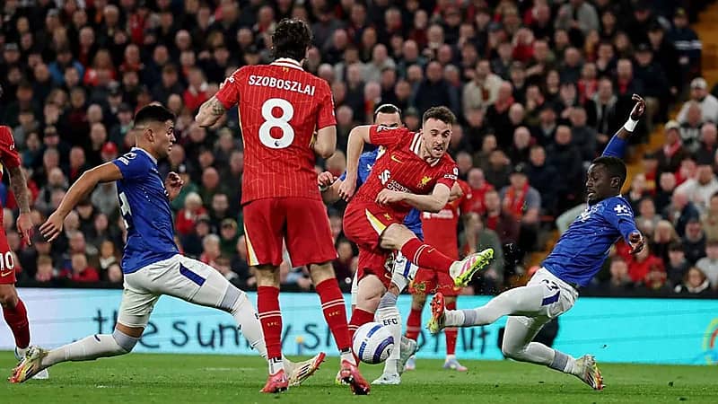 ليفربول يقترب من لقب الدوري بفوز صعب على إيفرتون