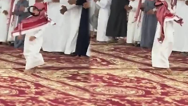 طفل يؤدي فن الرفيحي بإتقان كبير..فيديو