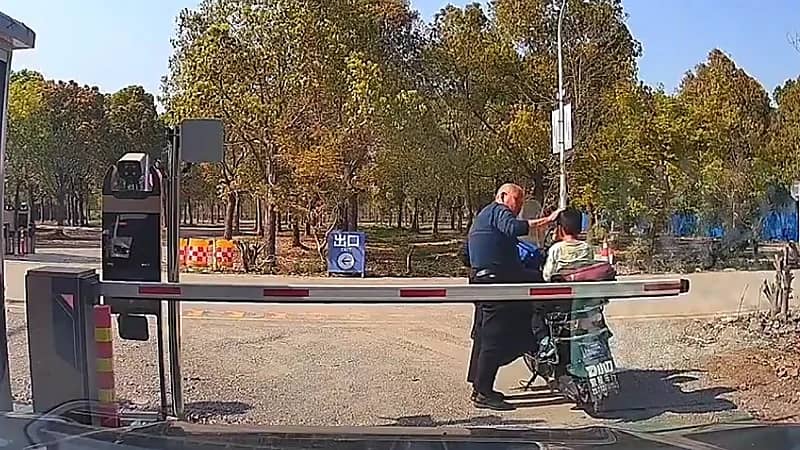 رجل يحاول تحطيم حاجز إلكتروني انتقاما لحفيده .. فيديو