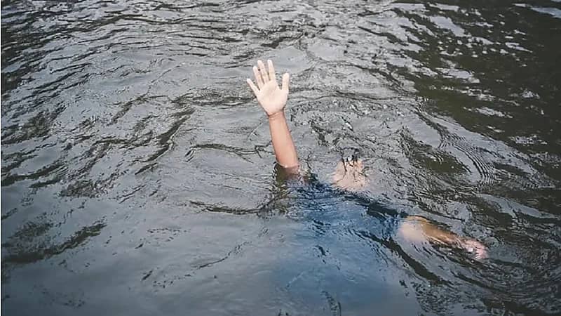 5شباب يلقون بفتاة في المياة بعد فقدانها الوعي