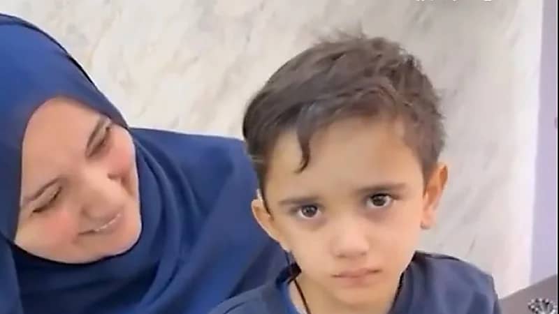 فلسطينية تشكر المملكة بعد نجاح عملية زراعة القوقعة لابنها ..فيديو