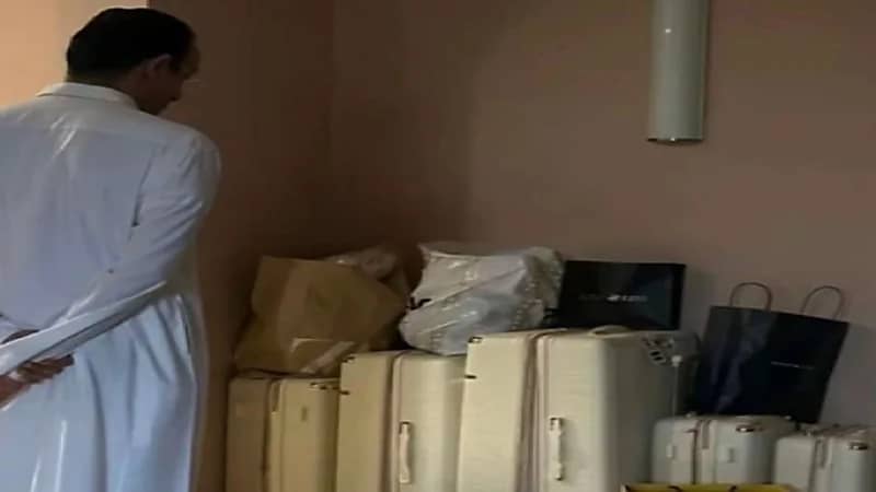 صورة مؤثرة لأب يتأمل حقائب ابنته العروس