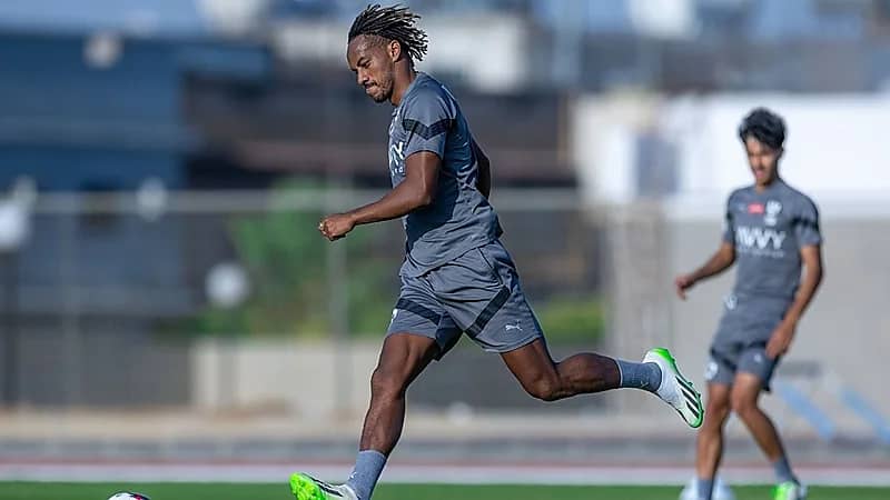 أوراوا يفاوض نجم الهلال السابق