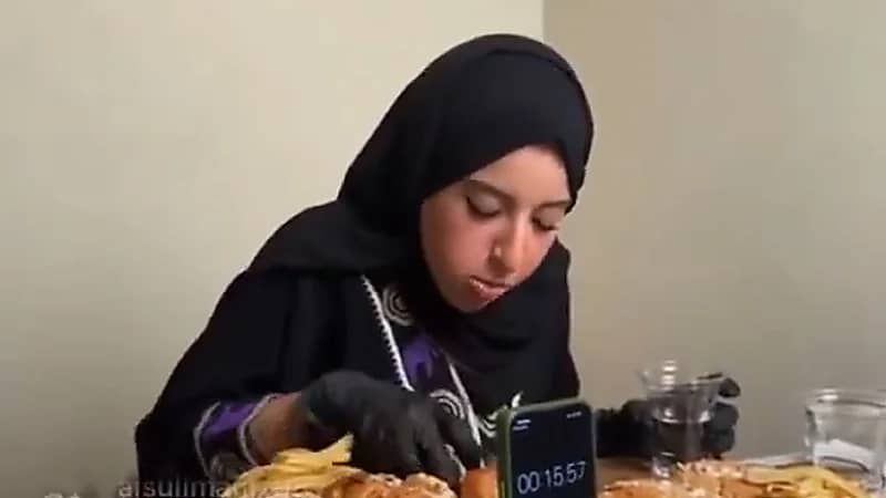 رنا مطر ترد على تكذيبها في تحديات الأكل بطريقتها الخاصة... فيديو