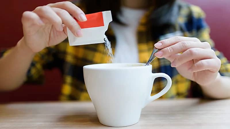 بديل شائع للسكر يضر بصحة القلب والدماغ