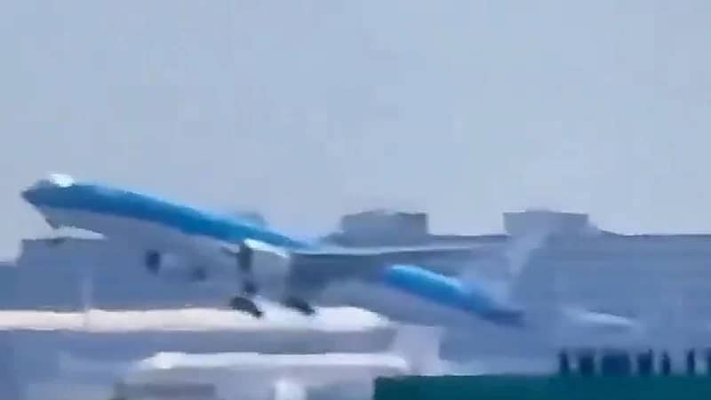 طائرة تقلع بخلل في أحد محركاتها دون أي خطورة مباشرة عليها. فيديو