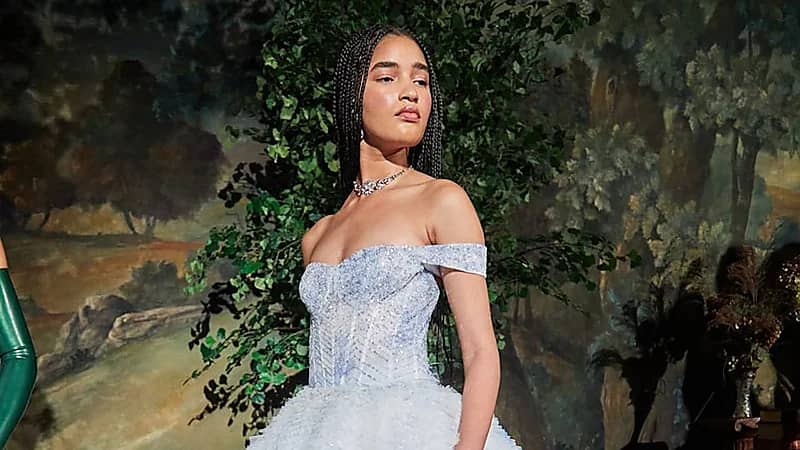 فساتين زفاف زرقاء: أناقة ملكية تتحدى التقاليد .. صور