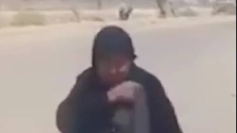 أبناء يلقون بأمهم المسنة في الشارع بالديوانية .. فيديو