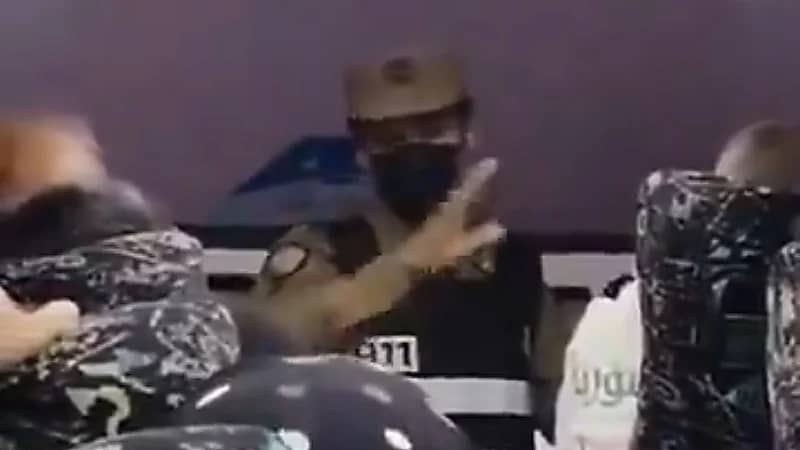 رجل أمن سعودي للحجاج السوريين: والله العظيم فرحانين لأجلكم... فيديو