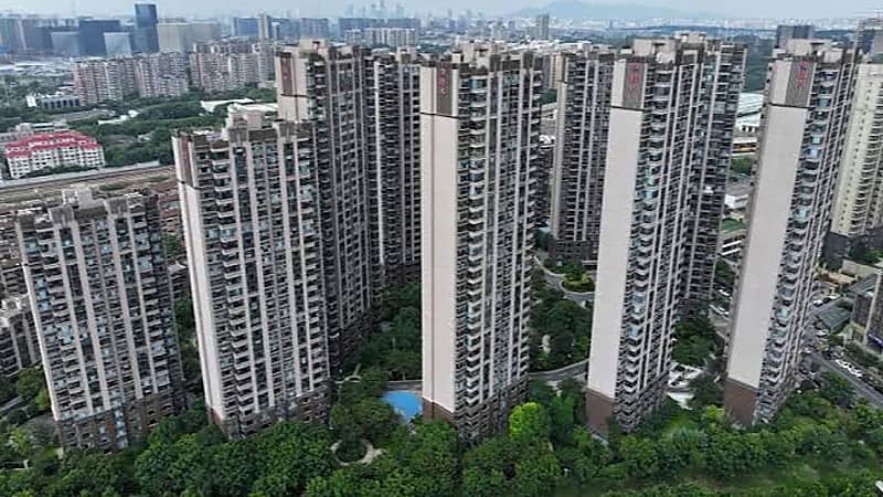 امرأة تنجو بأعجوبة بعد سقوطها من الطابق الـ12