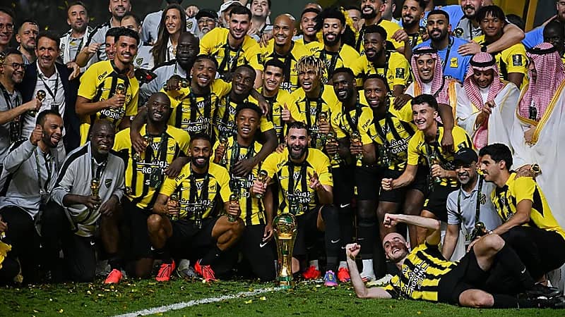 إحتفال لاعبي الاتحاد مع الجماهير بعد التتويج .. فيديو