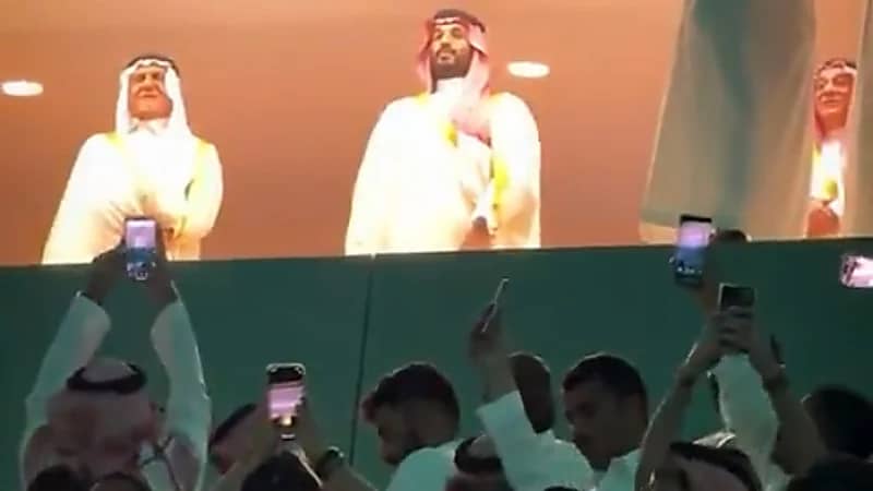 الجماهير تعبر عن حبها واعتزازها لسمو ولي العهد .. فيديو