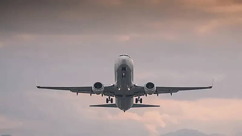 بلاغ بوجود قنبلة على رحلة بطيران الخليج المتجهة للكويت.. صور