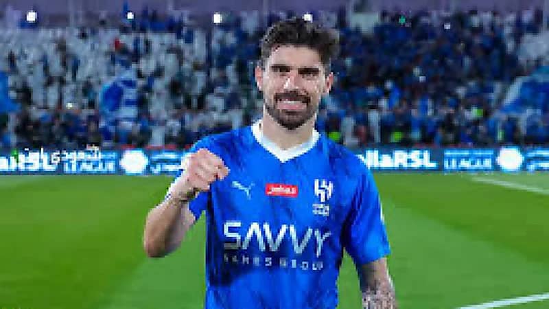 سلمان الفرج يحتفل بروبن نيفيز بعد ركلة الحسم