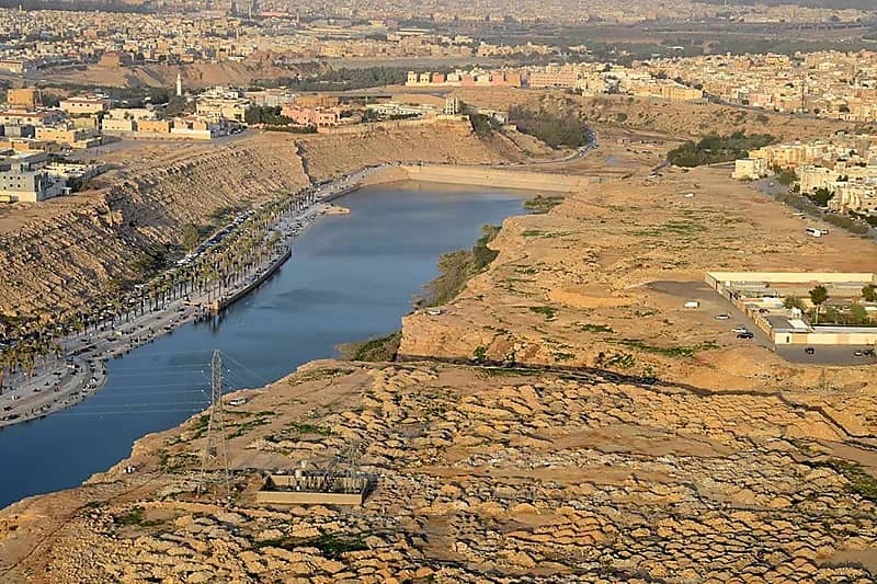 انطلاق أعمال تسوير أرض المطل في الرياض استعدادًا لتطويرها .. صور