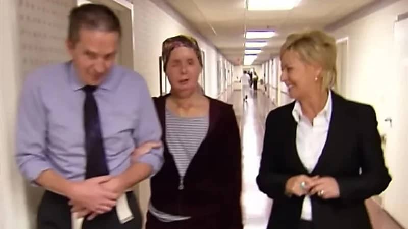 نجت من هجوم شمبانزي ومزّق وجهها: تشارلا تكشف ملامحها لأول مرة .. صور