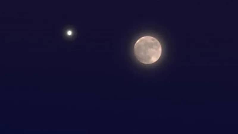 فلكية جدة: القمر يقترن ويحجب نجم الثريا غدًا
